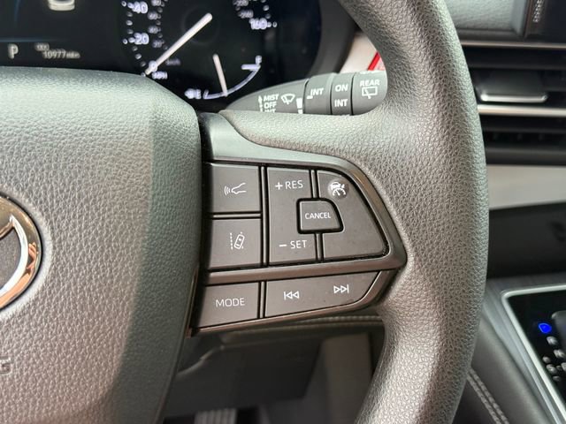 Used 2025 Toyota Sienna LE AWD/4WD image 14