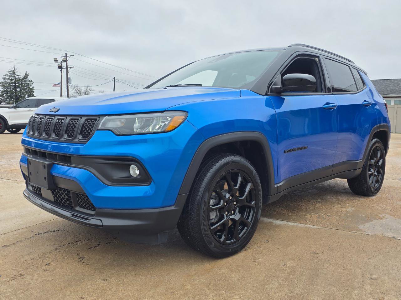 Used 2023 Jeep Compass Latitude image 2