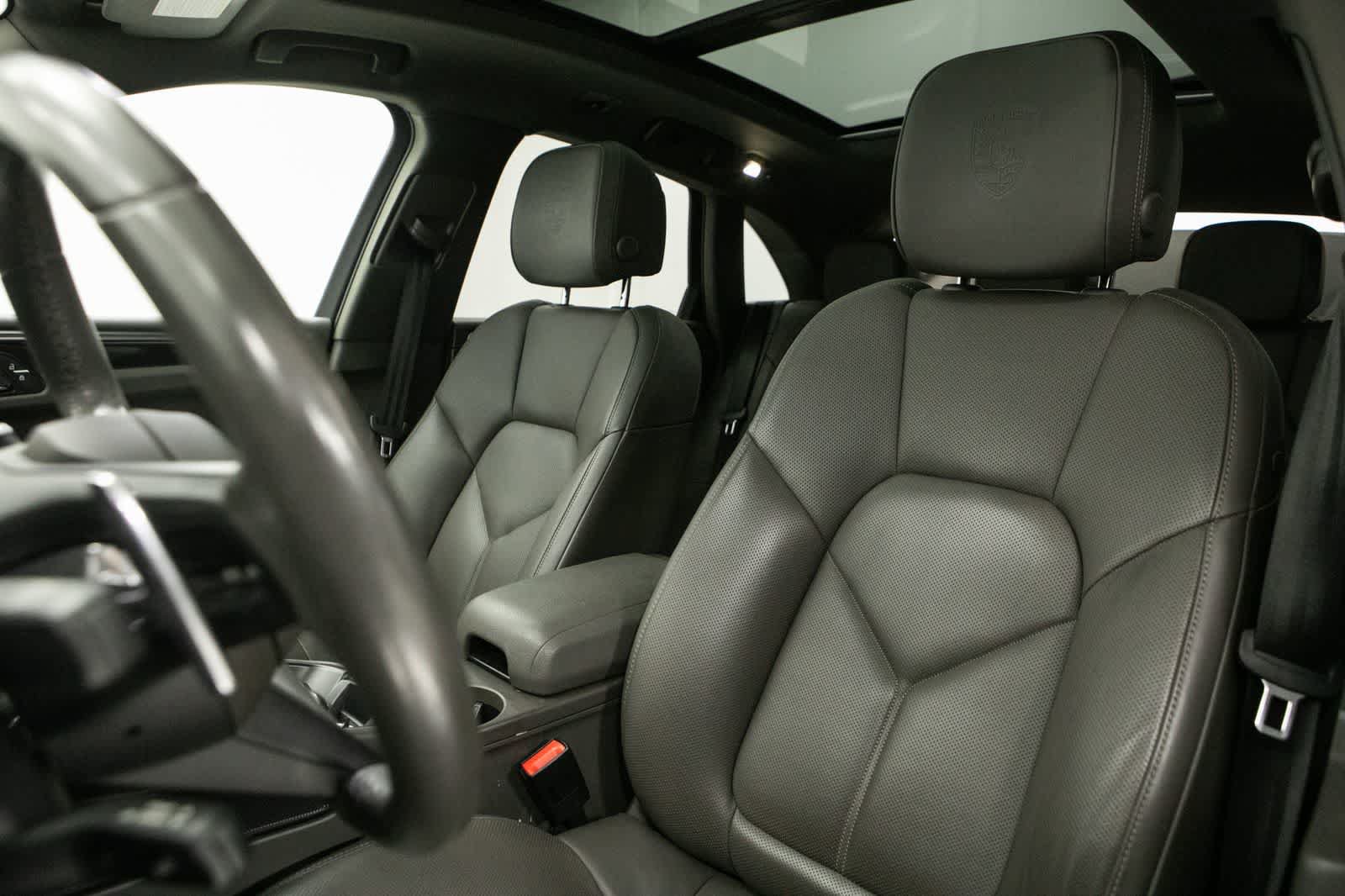 Certified 2023 Porsche Macan AWD/4WD image 5