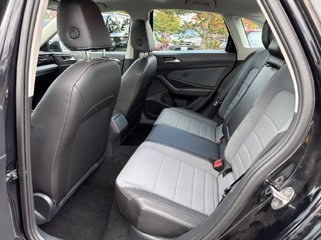 Used 2025 Volkswagen Jetta SE FWD image 14