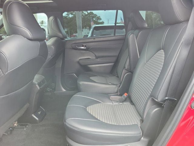 Used 2023 Toyota Highlander XSE AWD/4WD image 8