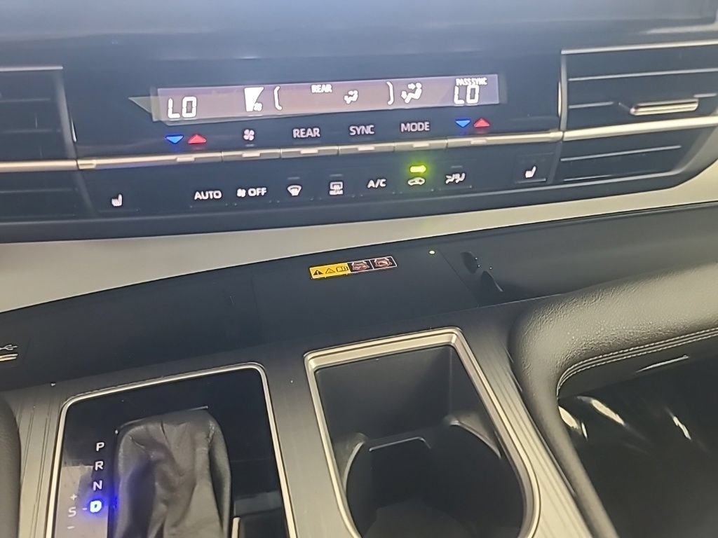 Used 2025 Toyota Sienna XLE FWD image 34
