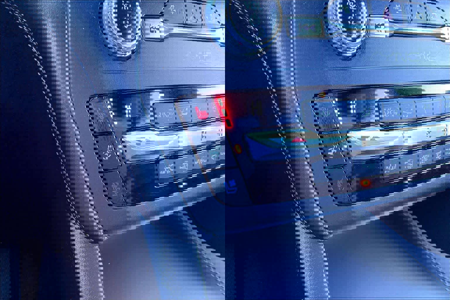 Used 2020 Ford Explorer Platinum w/ Premium Technology Package image 59