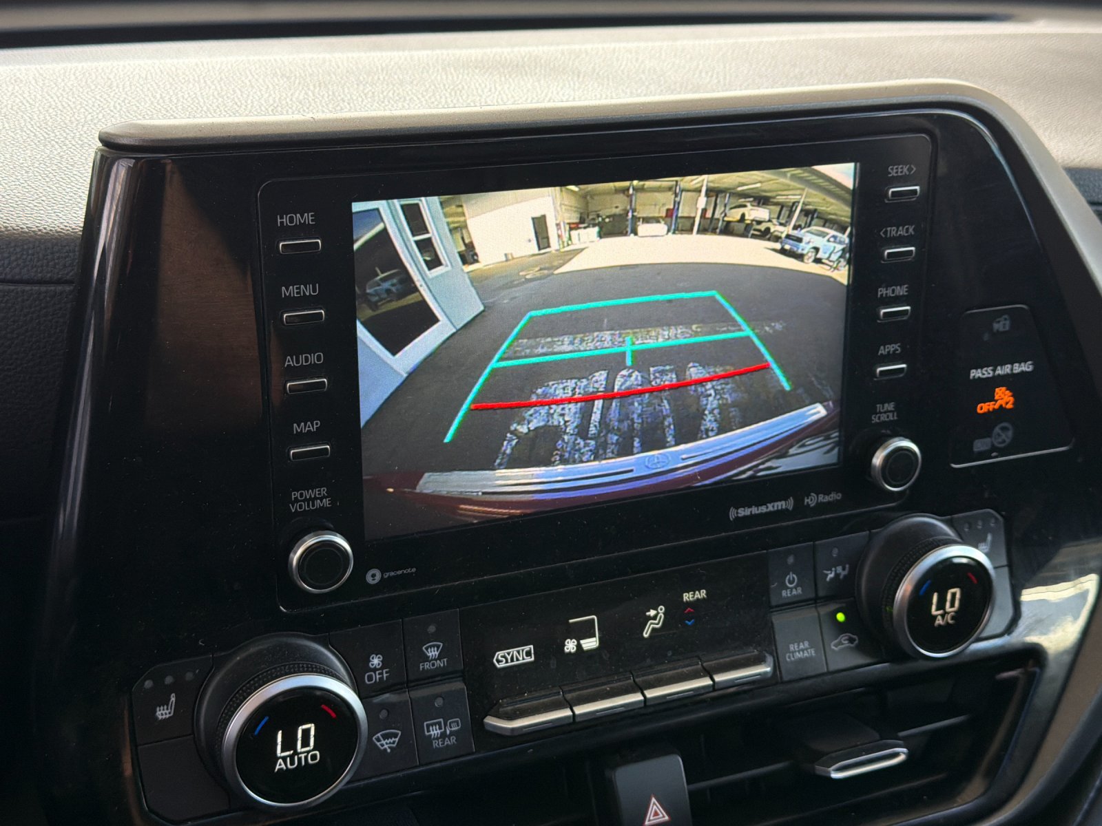 Used 2020 Toyota Highlander XLE FWD image 20