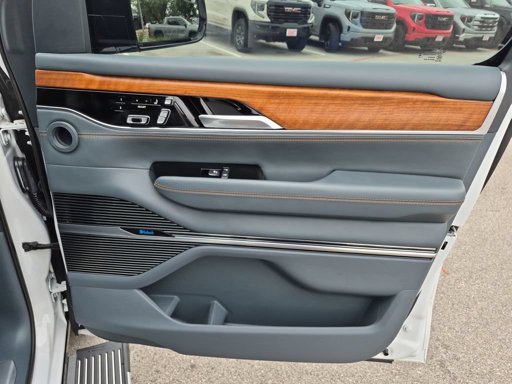 Used 2024 Jeep Grand Wagoneer Series III AWD/4WD image 40