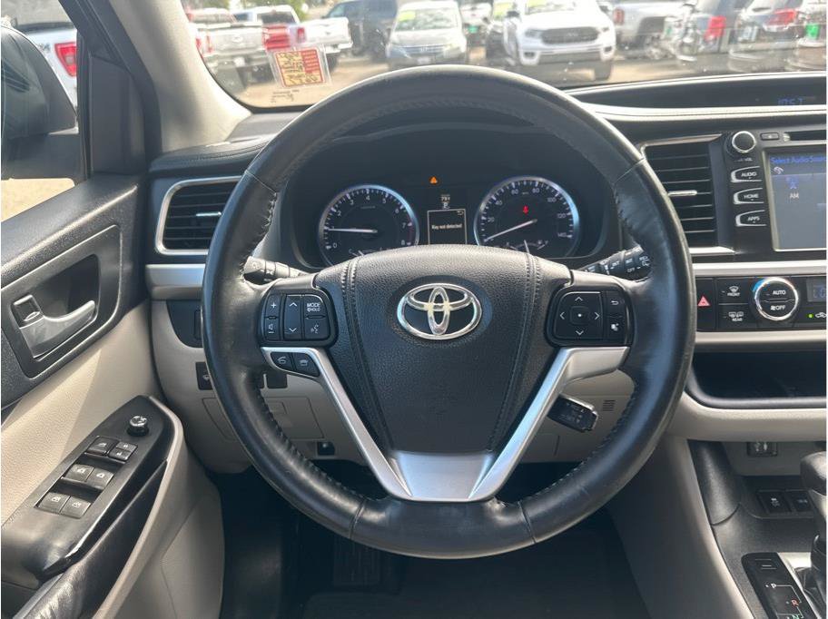 Used 2014 Toyota Highlander XLE AWD/4WD image 15