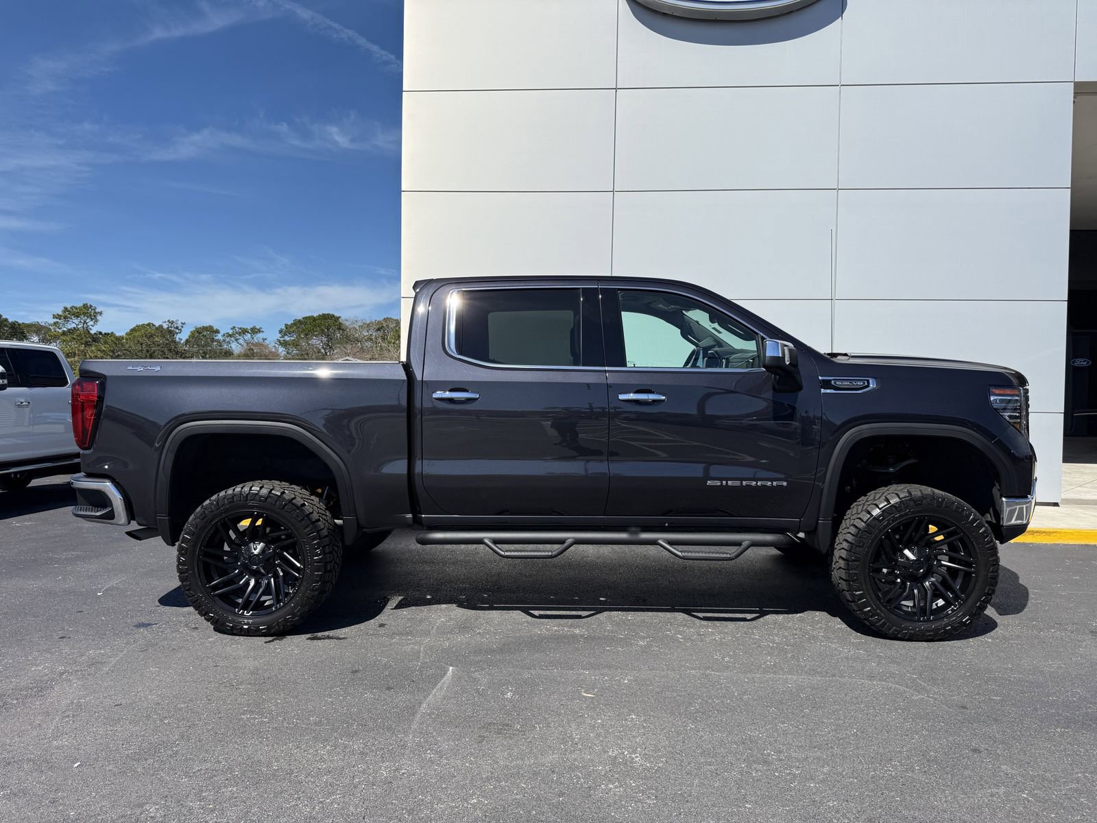 Used 2025 GMC Sierra 1500 SLT image 3