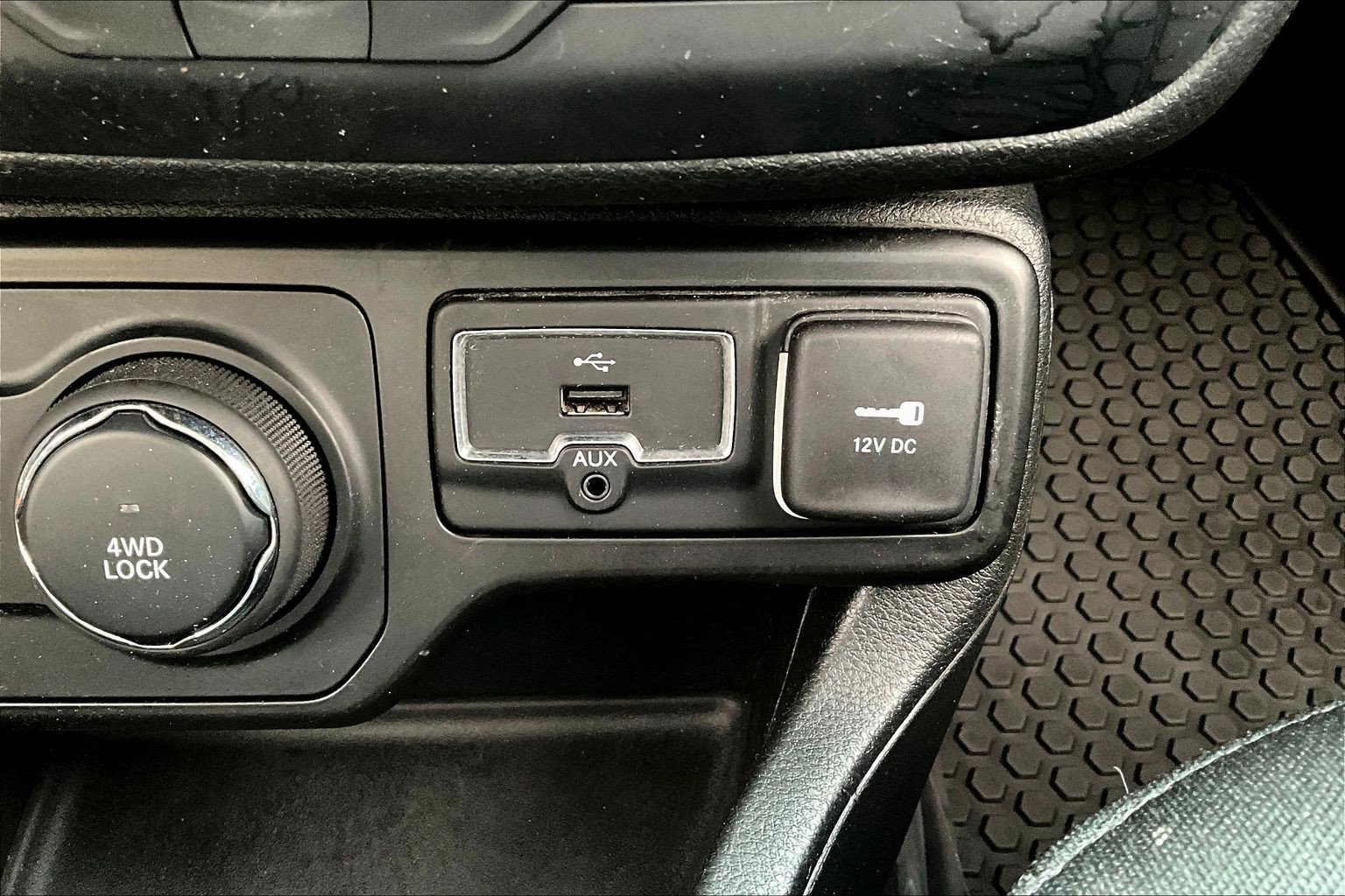 Used 2019 Jeep Renegade Latitude w/ Cold Weather Group AWD/4WD image 16