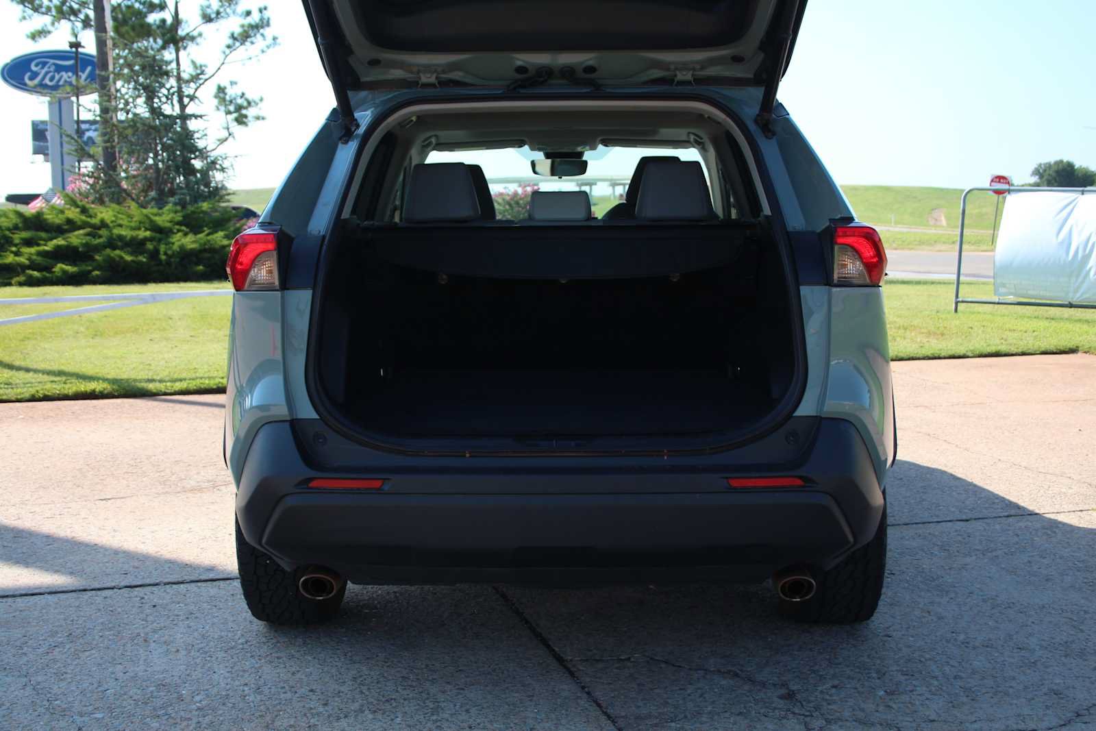 Used 2021 Toyota RAV4 XLE Premium FWD image 9