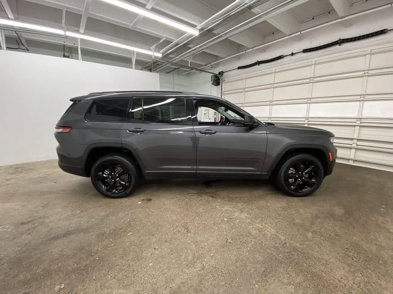 Used 2022 Jeep Grand Cherokee L Limited w/ Luxury Tech Group II AWD/4WD image 7