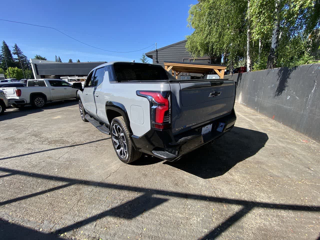 Used 2025 Chevrolet Silverado EV RST AWD/4WD image 4