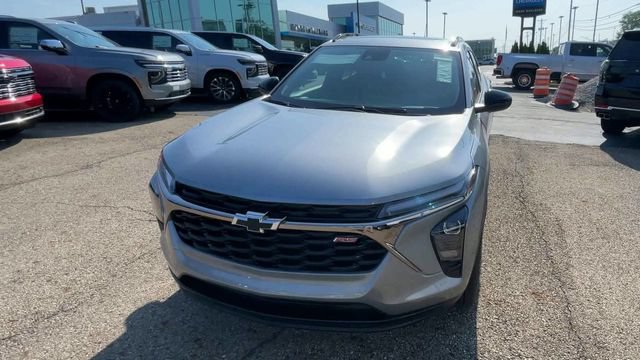 New 2026 Chevrolet Trax RS w/ Sunroof Package FWD image 5