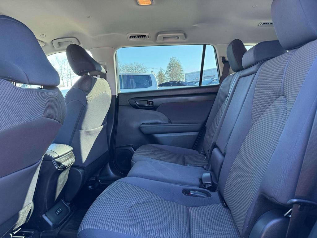 Used 2024 Toyota Highlander LE image 11