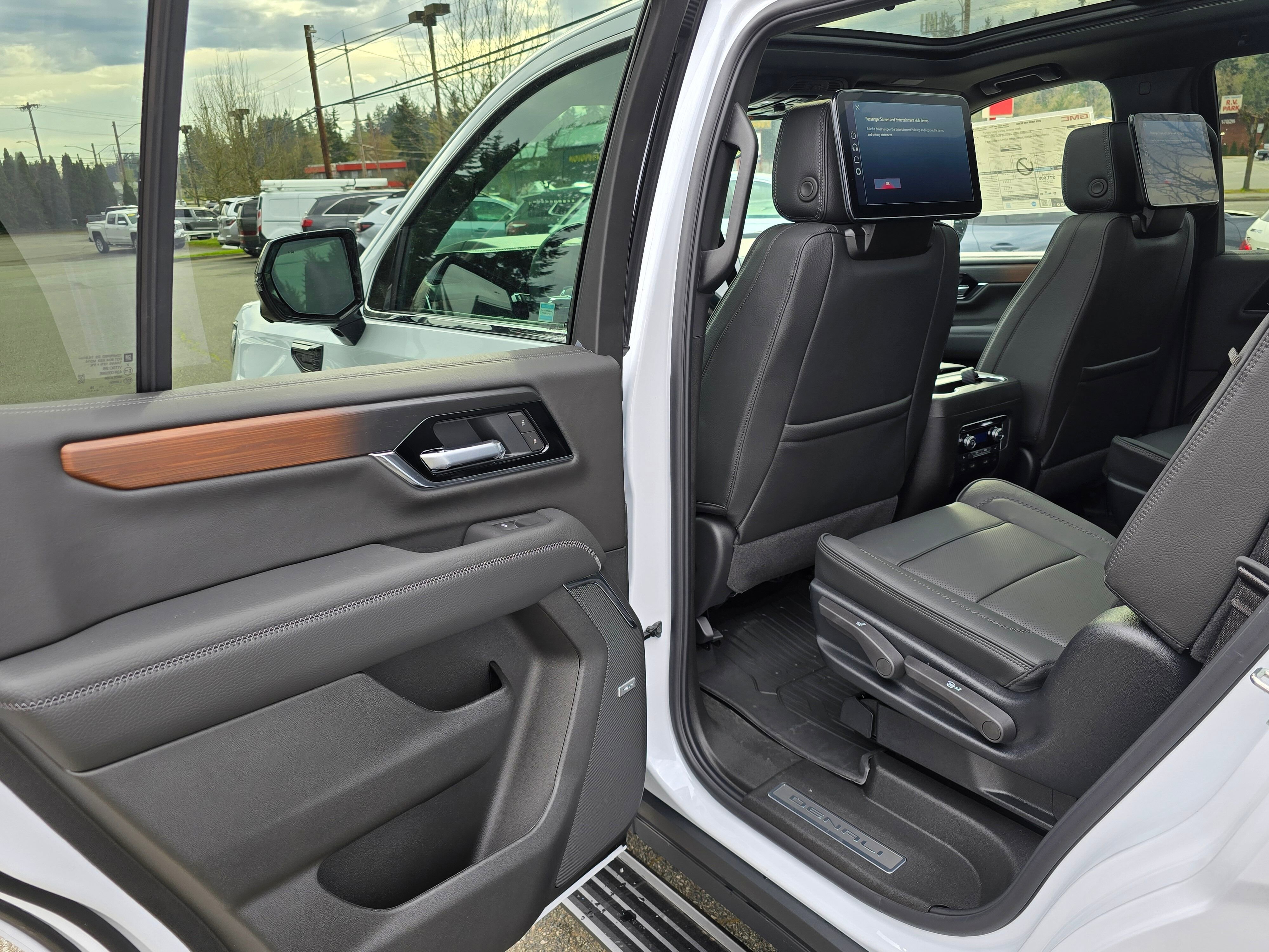 New 2026 GMC Yukon Denali w/ Denali Reserve Package image 13