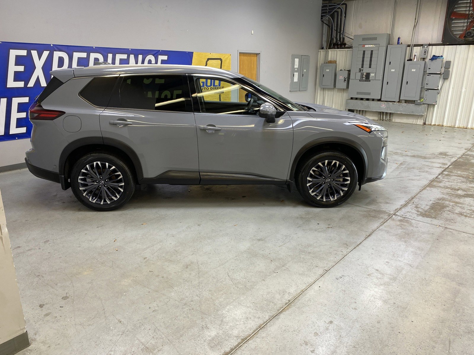 Used 2025 Nissan Rogue SL w/ Tech Package FWD image 8