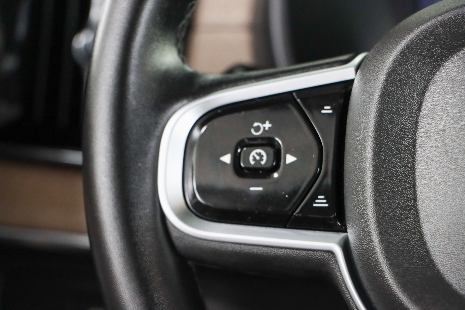 Used 2025 Volvo XC90 B6 Plus AWD/4WD image 13
