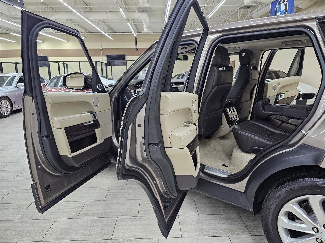 Used 2016 Land Rover Range Rover HSE image 16