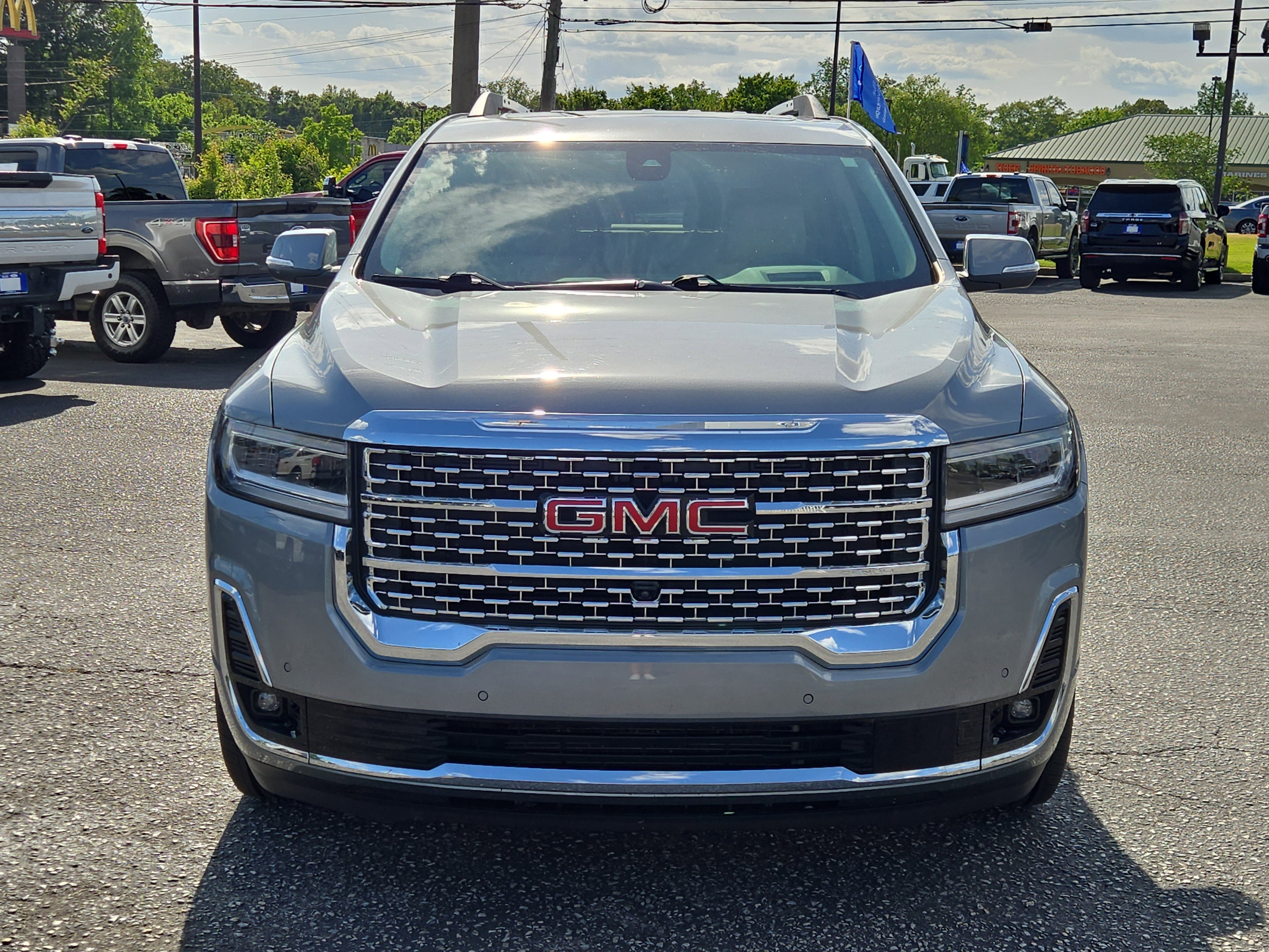 Used 2023 GMC Acadia Denali w/ Denali Technology Package FWD image 3