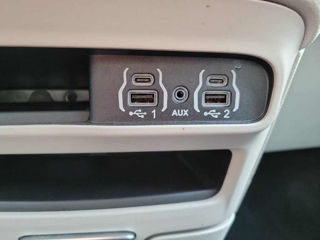 Used 2024 Chrysler Pacifica Touring-L image 35