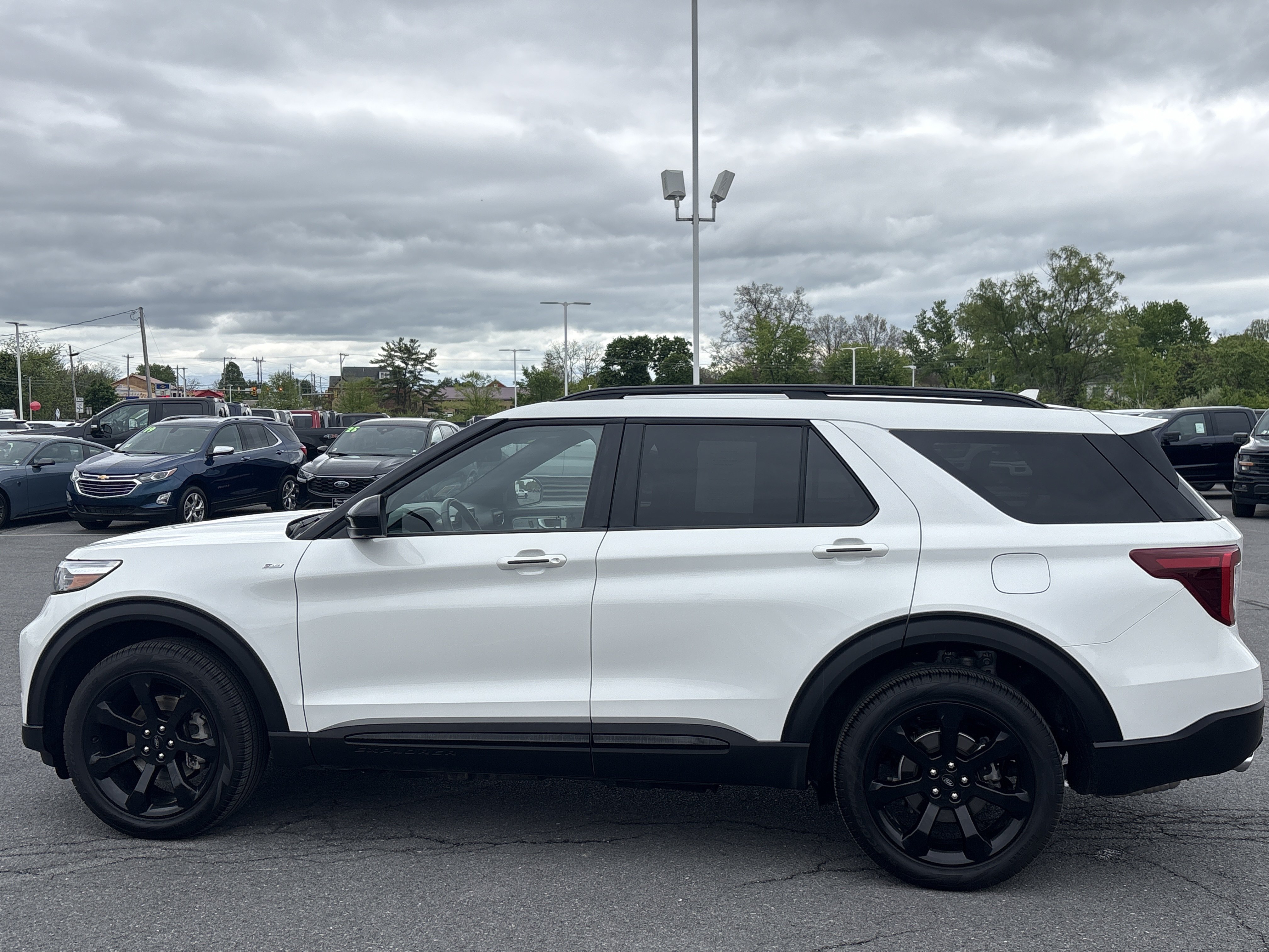 Used 2023 Ford Explorer ST-Line w/ Class IV Trailer Tow Package AWD/4WD image 12