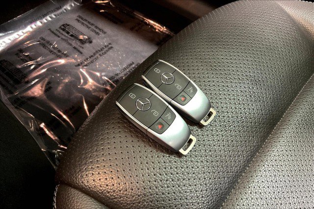 Used 2021 Mercedes-Benz GLC 300 4MATIC w/ Premium Package image 10