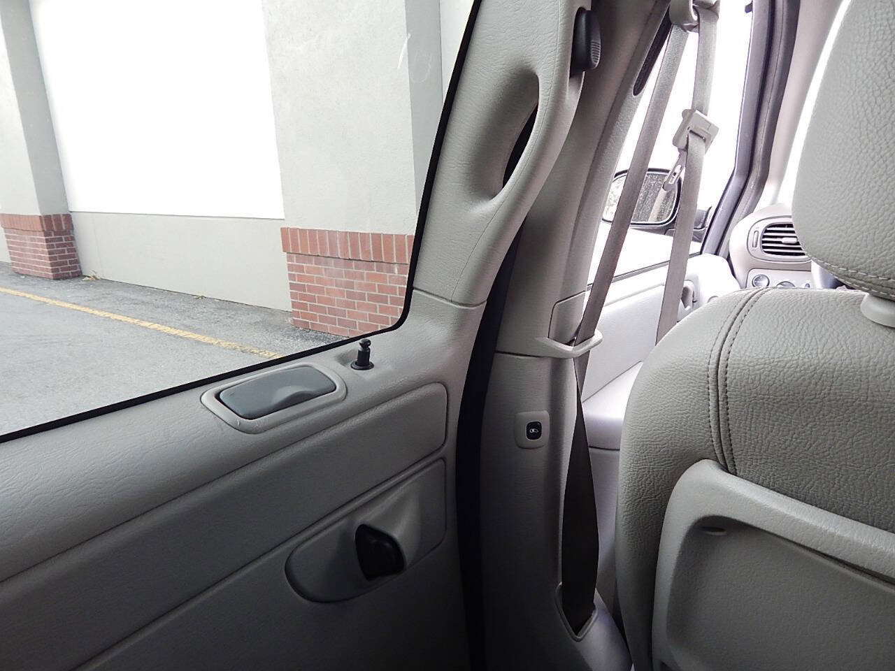 Used 2005 Chrysler Town & Country Touring w/ Luxury Group FWD image 26