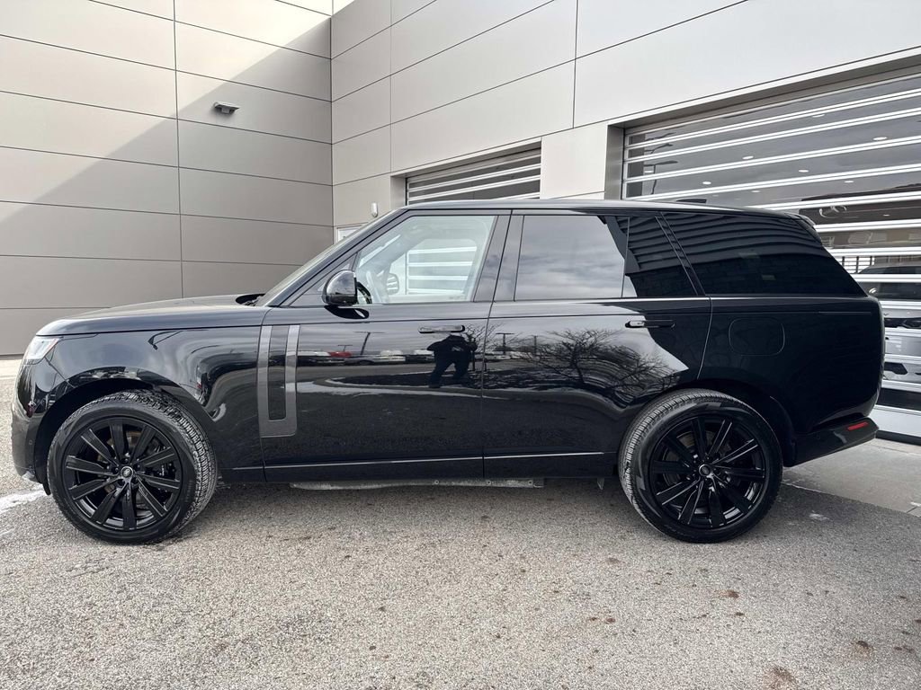 Certified 2025 Land Rover Range Rover SE image 4