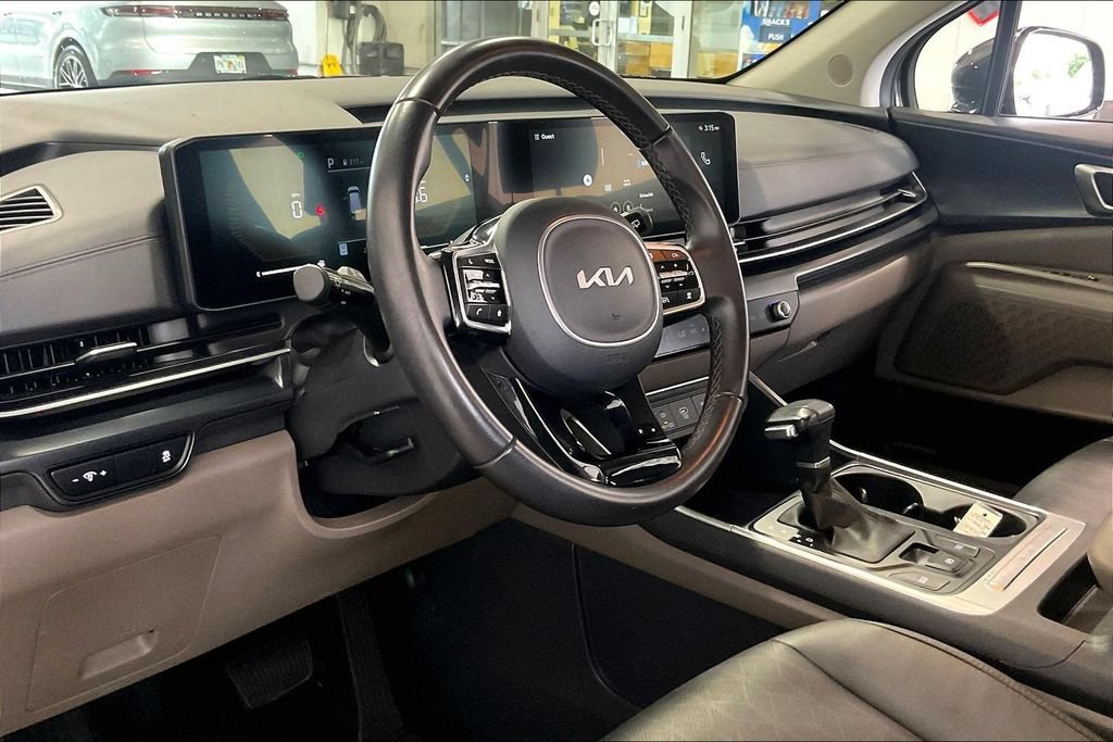 Used 2026 Kia Carnival FWD image 4