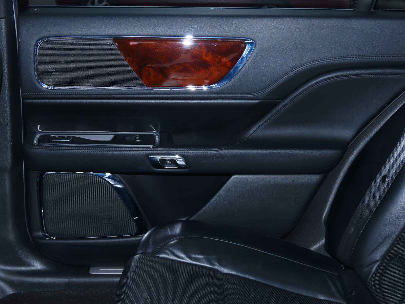 Used 2019 Lincoln Continental Select image 19