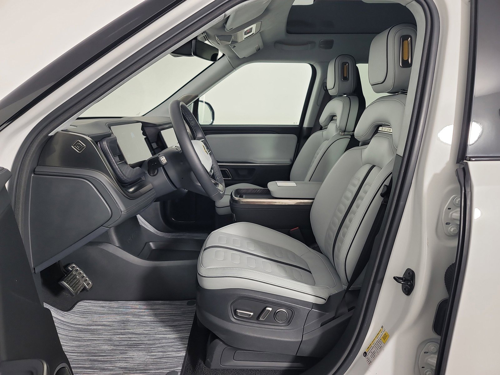 Used 2024 Rivian R1S Adventure image 20