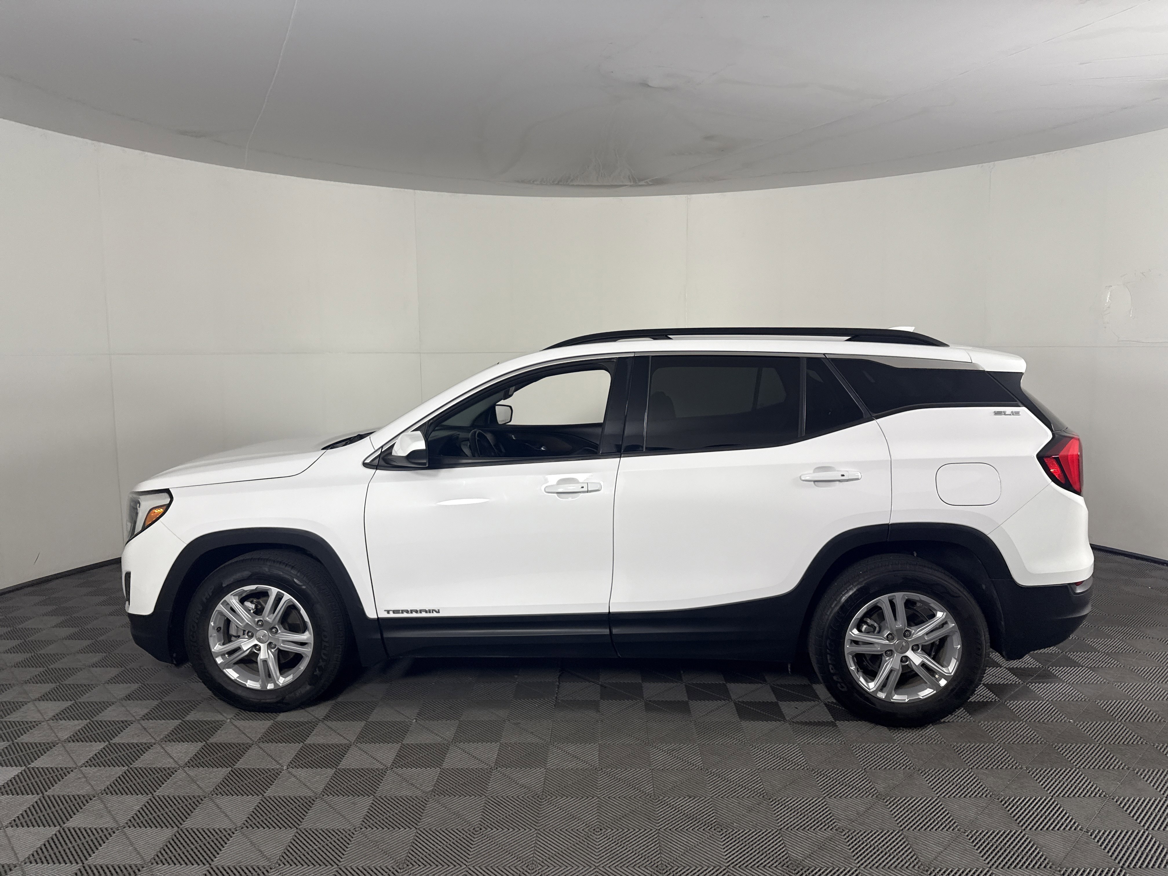 Used 2020 GMC Terrain SLE w/ Driver Convenience Package image 10