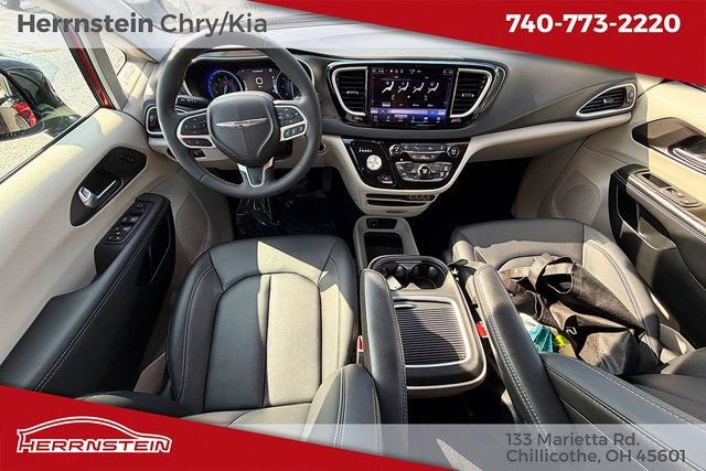 Used 2024 Chrysler Pacifica Touring-L image 12