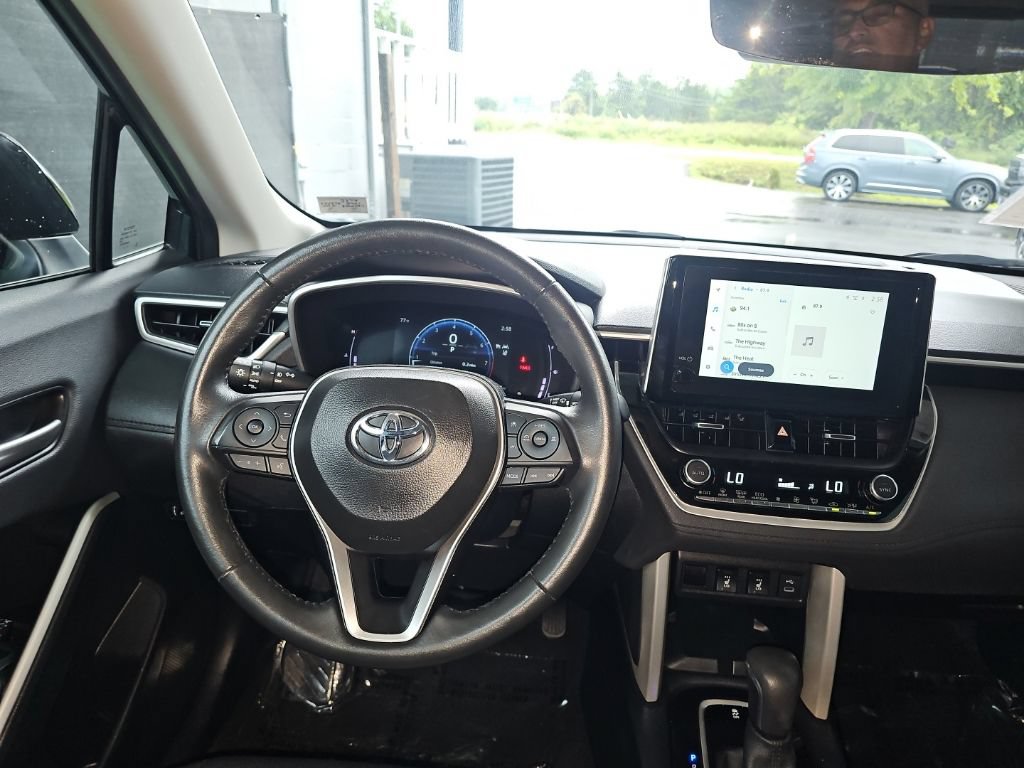 Used 2025 Toyota Corolla Cross XLE AWD/4WD image 16