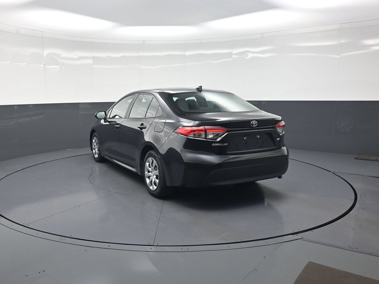 Used 2023 Toyota Corolla LE FWD image 5