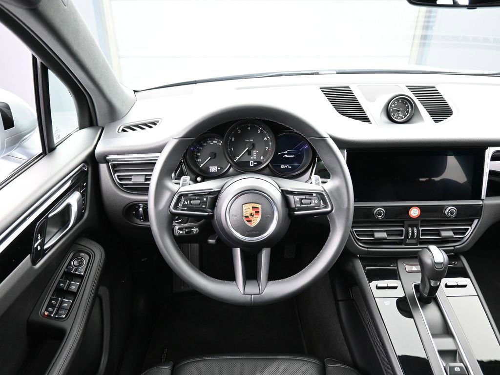 Certified 2025 Porsche Macan image 18