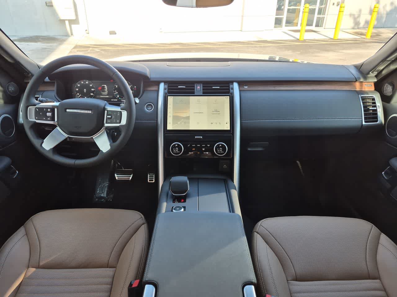Certified 2025 Land Rover Discovery Dynamic SE AWD/4WD image 16