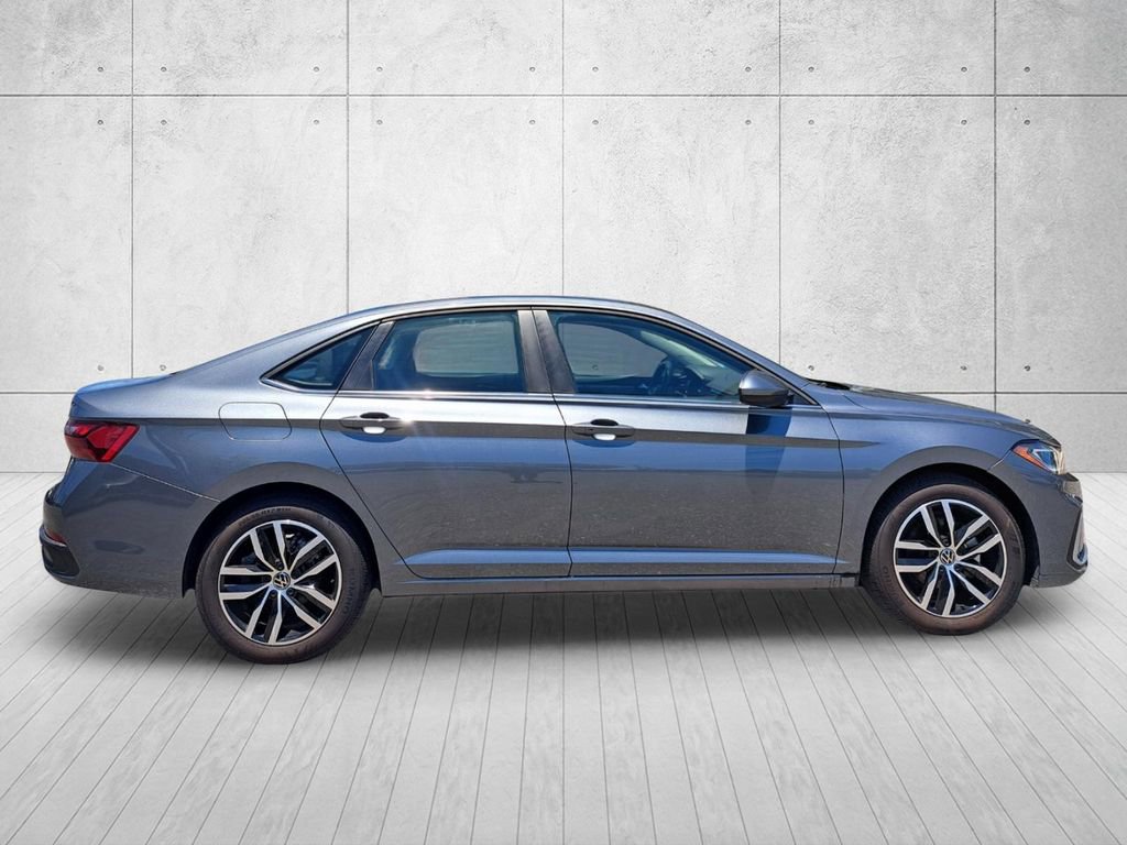 Used 2025 Volkswagen Jetta SE FWD image 4