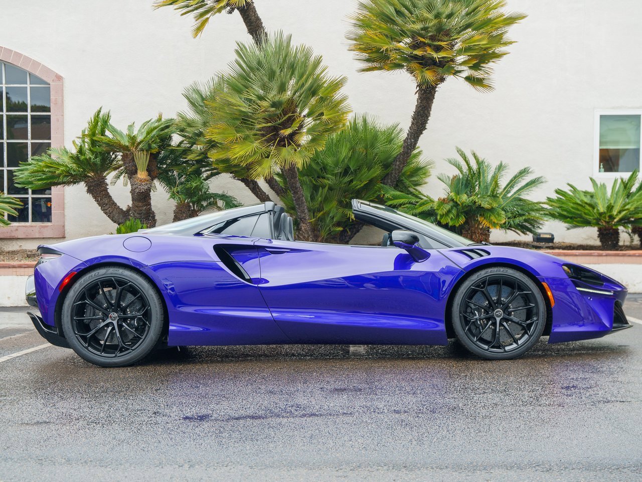 Used 2025 McLaren Artura Spider image 3