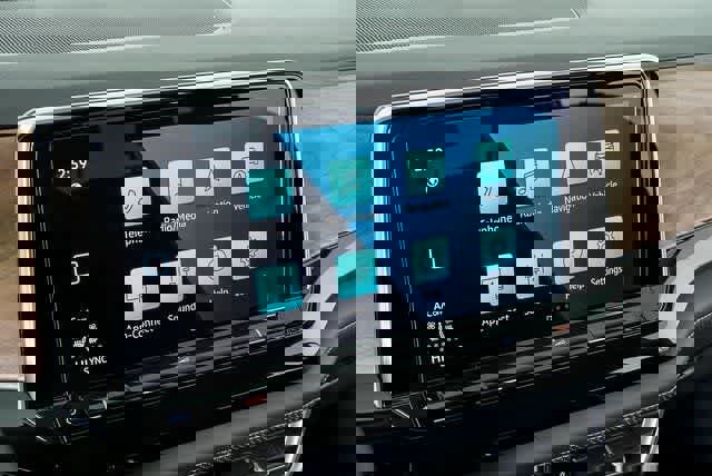 Certified 2025 Volkswagen Atlas SE image 7