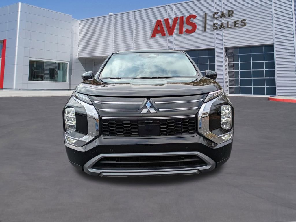 Used 2025 Mitsubishi Outlander SE image 2