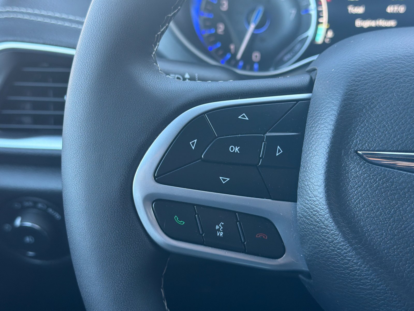 Used 2026 Chrysler Pacifica Limited FWD image 28