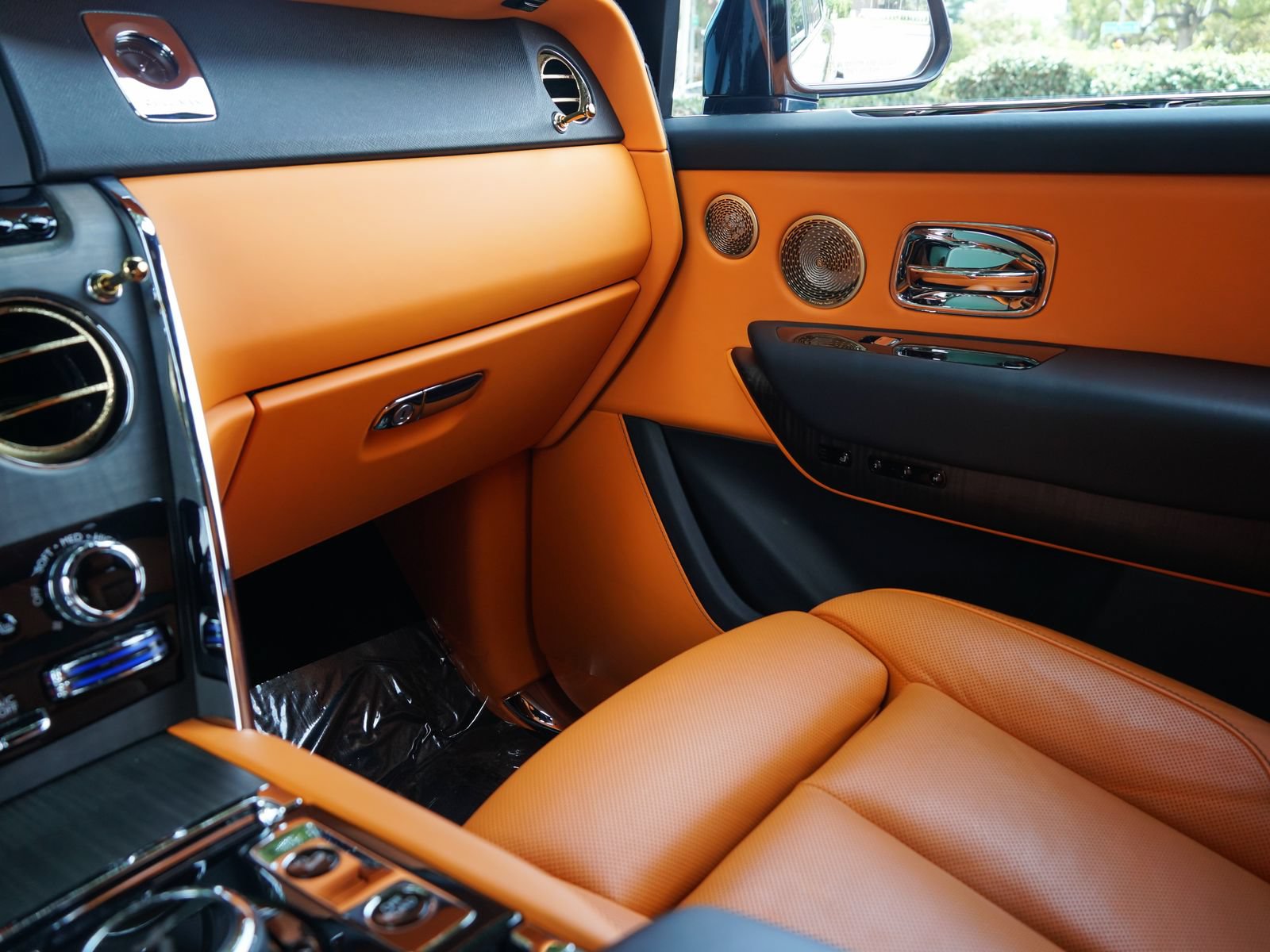 Certified 2022 Rolls-Royce Cullinan w/ Cullinan Package AWD/4WD image 18