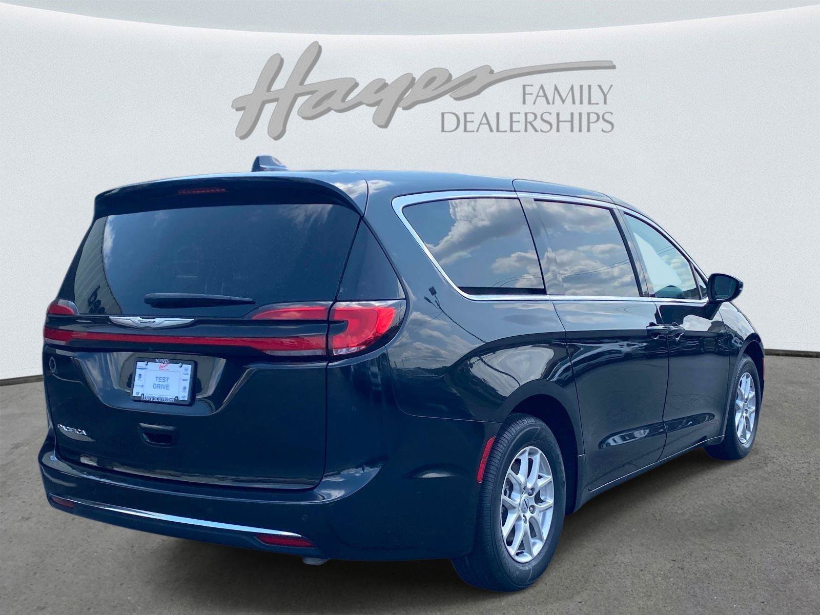 Used 2023 Chrysler Pacifica Touring-L FWD image 3