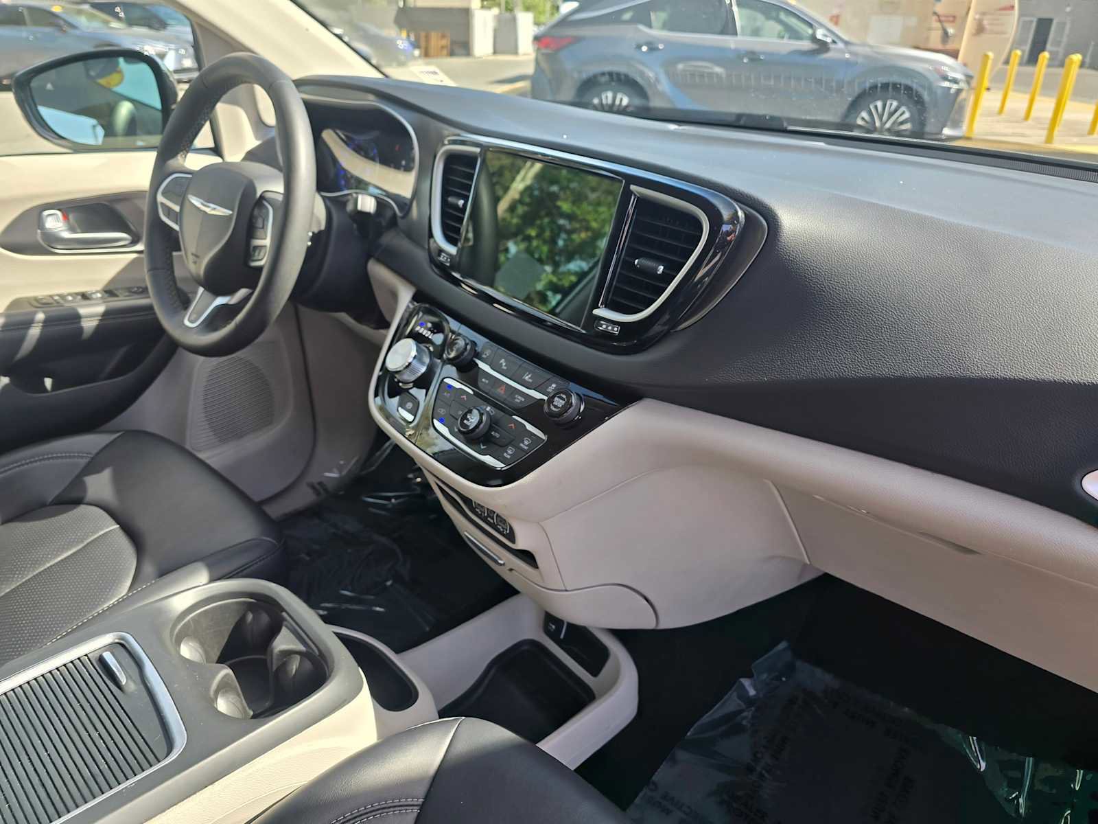 Used 2024 Chrysler Pacifica Touring-L image 12