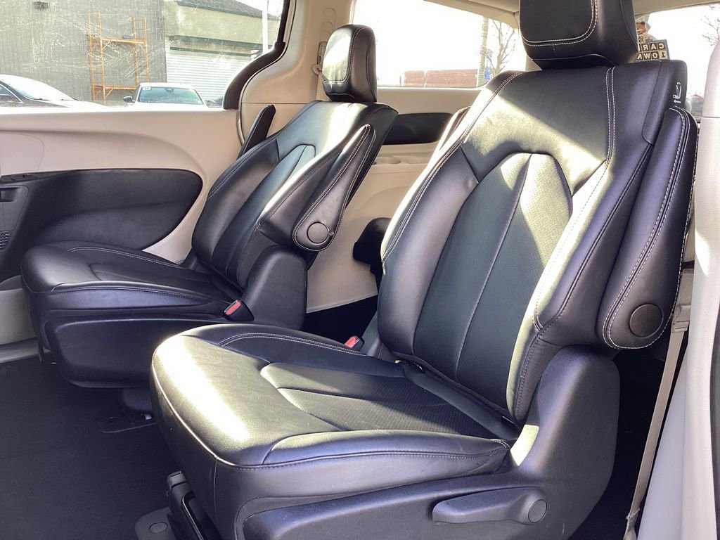 Used 2024 Chrysler Pacifica Select image 19