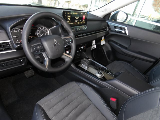 New 2025 Mitsubishi Outlander SE image 13