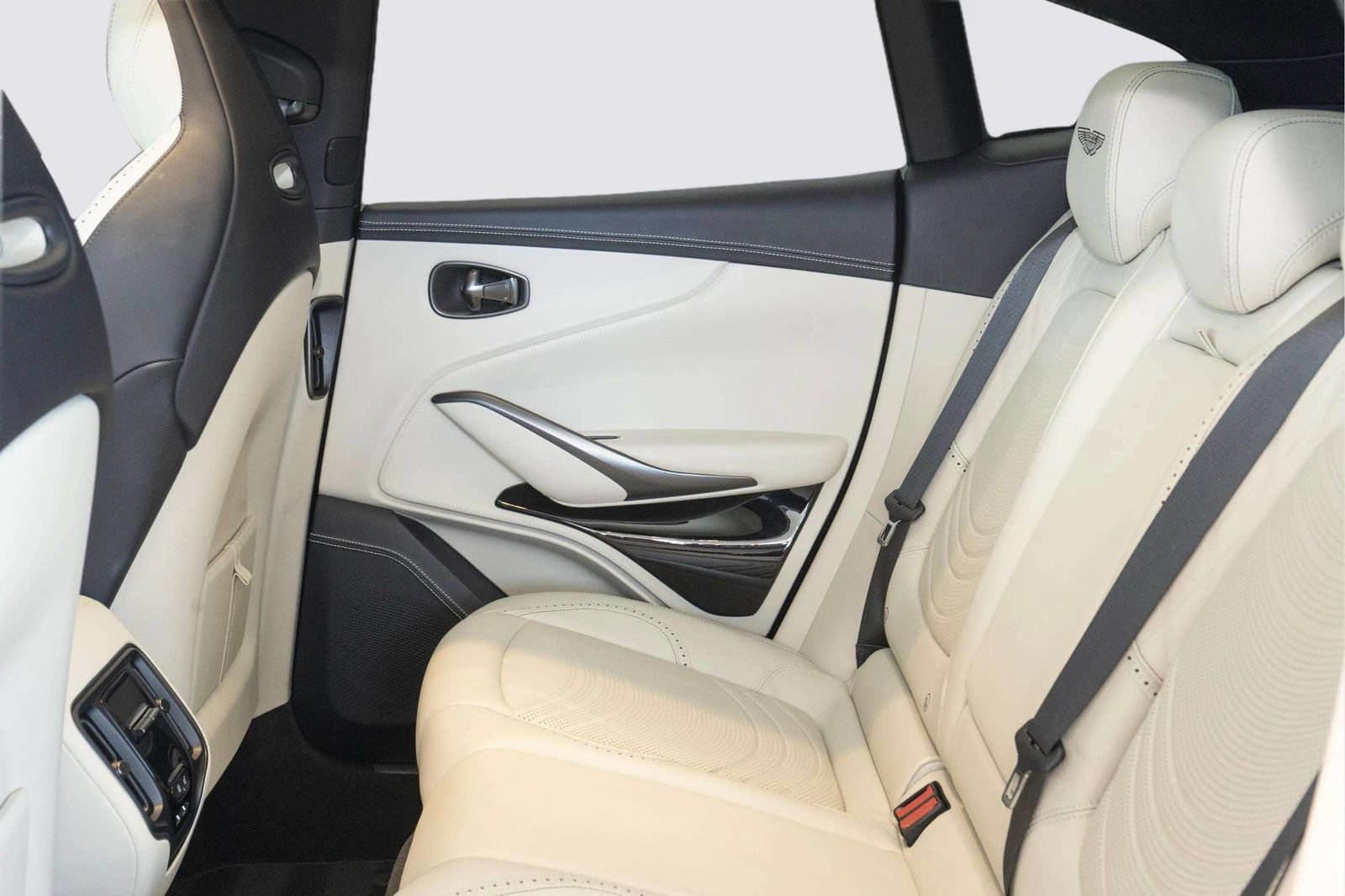 Used 2024 Aston Martin DBX AWD/4WD image 48