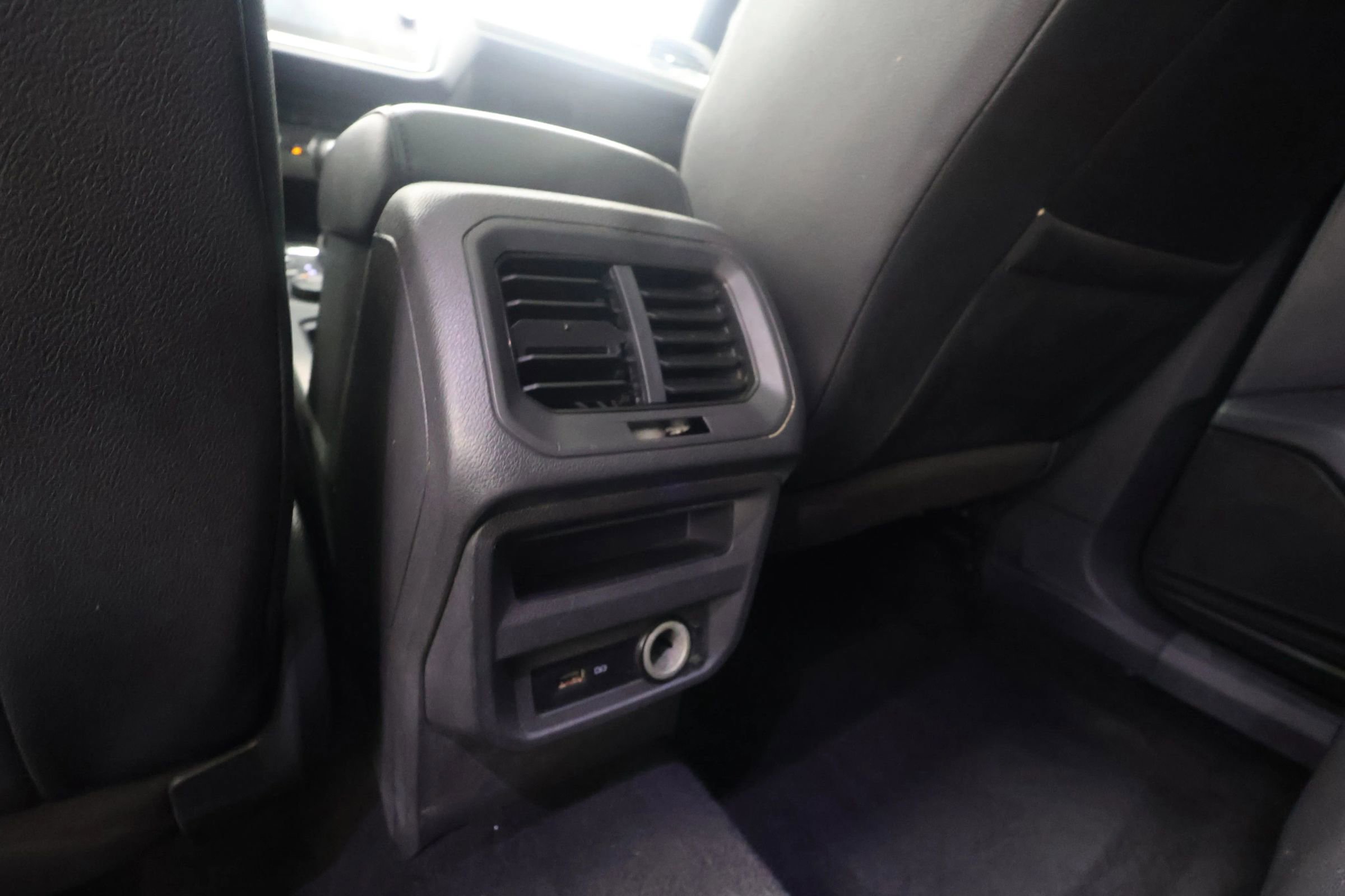 Used 2019 Volkswagen Tiguan SE image 28