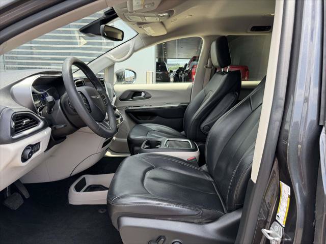 Used 2022 Chrysler Pacifica Touring-L FWD image 19