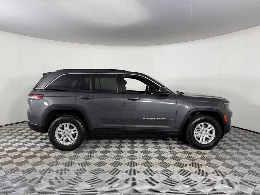 Certified 2024 Jeep Grand Cherokee Laredo image 4